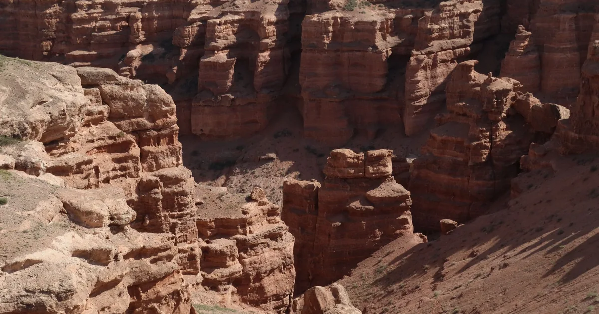 チャリン渓谷と城の谷：ウォーカーズガイド | Charyn Canyon Tour